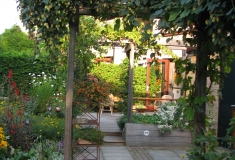 Begroeide pergola, extra spanning in de tuin.