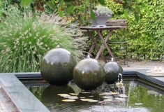 Bewegende water brengt een koele sfeer in deze Leerdamse tuin.